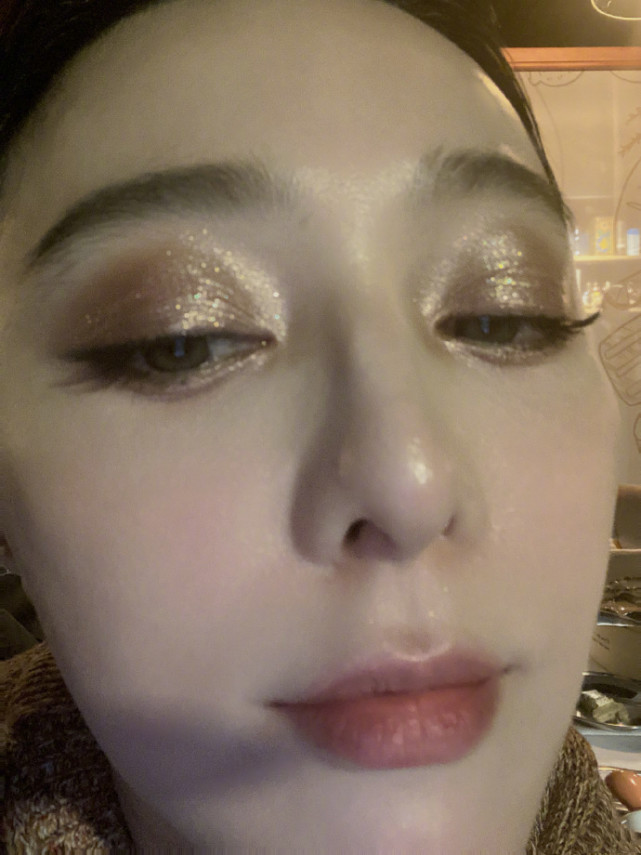 范冰冰拿下新代言后开心自拍,无惧怼脸镜头秀美颜,却被侃脸太油