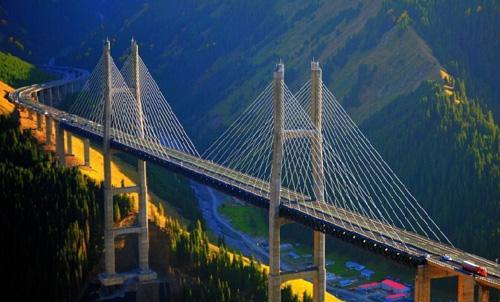 新疆之最果子沟大桥