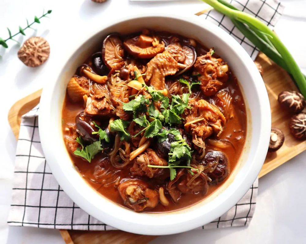 菌菇焖炒鸡图文 | 阳春白雪小食光三黄鸡750g,干