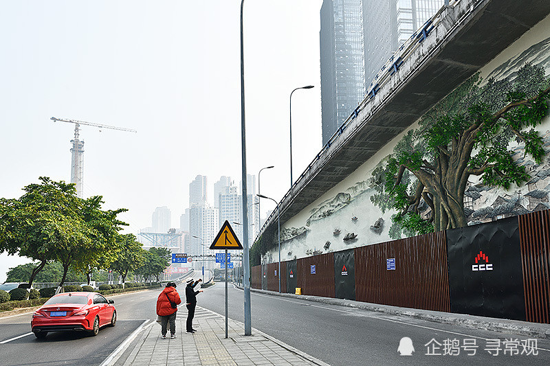 重庆南滨路一网红壁画被封闭,原因:人气太旺阻碍交通_腾讯新闻