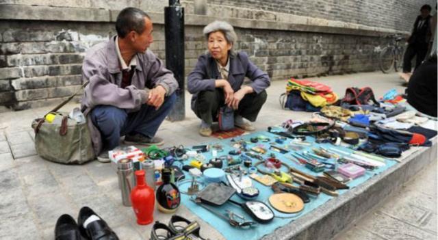 鬼市最早出现是在古代,这是一个人潮非常拥挤的地方,并且都是很难看清