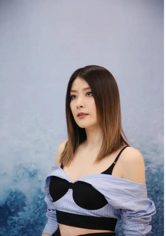 陈慧琳穿衣真"胆大",拼接上衣配阔腿裤精致高调,小蛮腰抢镜