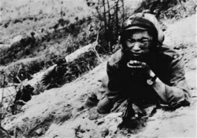 中越战争,杨启良独自在猫耳洞待了1年,回来
