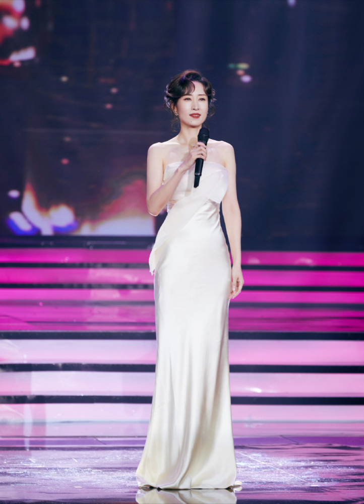 45岁刘敏涛越来越拉风,穿"礼服"高调秀身材,奔五女人更自信