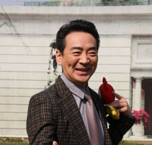 头发也不像这个年龄段的人那样稀疏,眼神明亮,说话声音如同银钟般洪亮