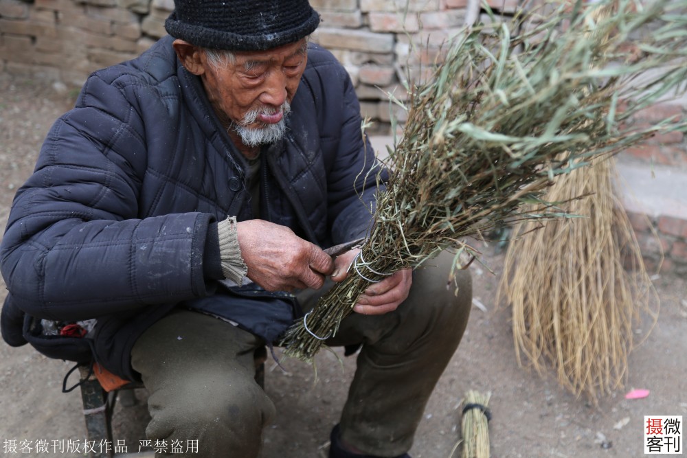91岁大爷成孤寡老人5年义务为村里扫地用过的旧扫帚不舍得扔