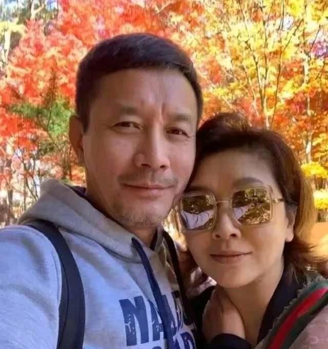 53岁江珊认爱田小洁,网友扒出两人早就在一起了