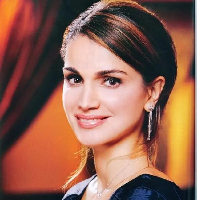 约旦王后拉尼娅一个被全世界公认的最美丽最优雅的女人