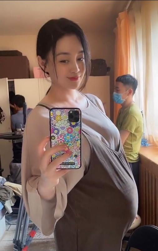 乡爱关婷娜首晒孕装身材丰满凹凸有致与赵本山演情侣至今单身