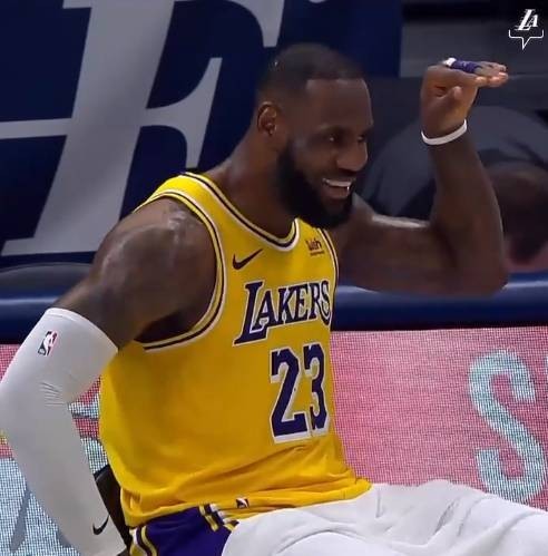 笑靥如花昨日詹姆斯连续命中关键三分后回替补席跳舞庆祝