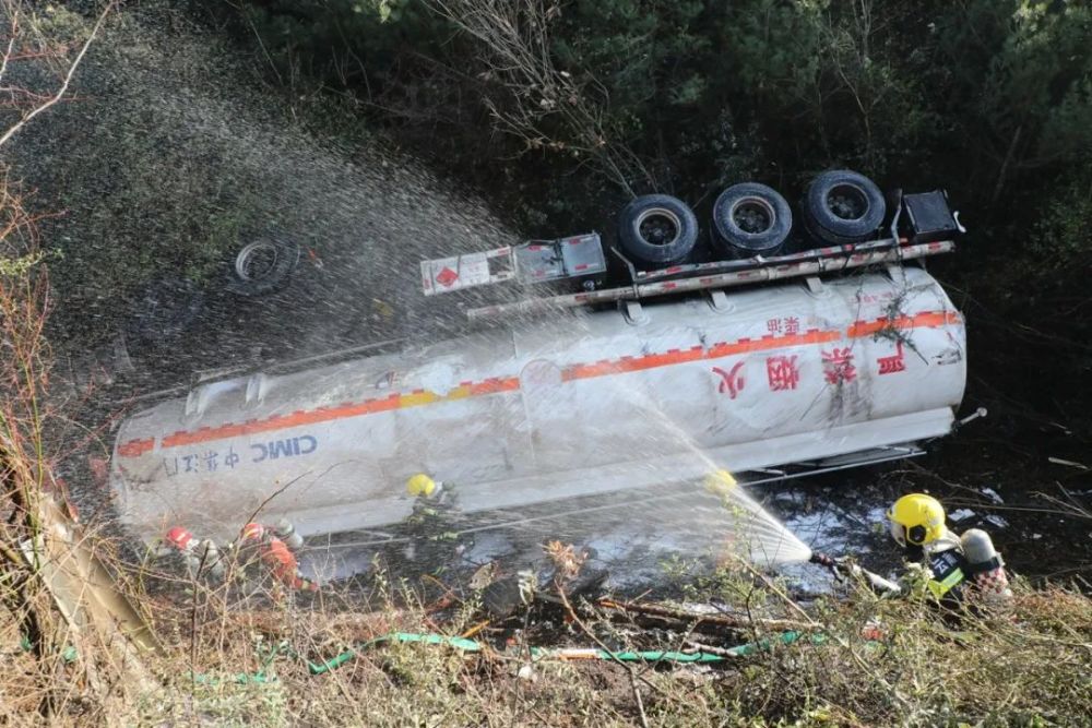 32吨油罐车侧翻泄漏消防救援人员鏖战13小时成功排险