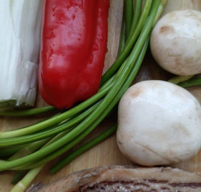 第1步,所有食材都处理干净切丁.