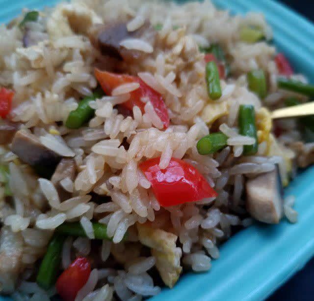 腊肉蒜薹炒饭,有肉有菜有饭,简单又好吃