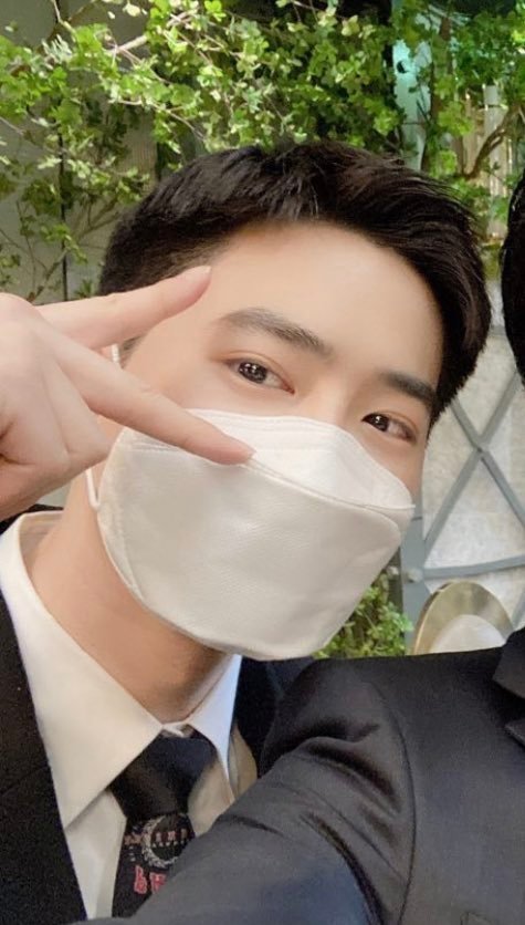 exo队长金俊勉近照曝光,西装革履帅气,皮肤白嫩眼神清