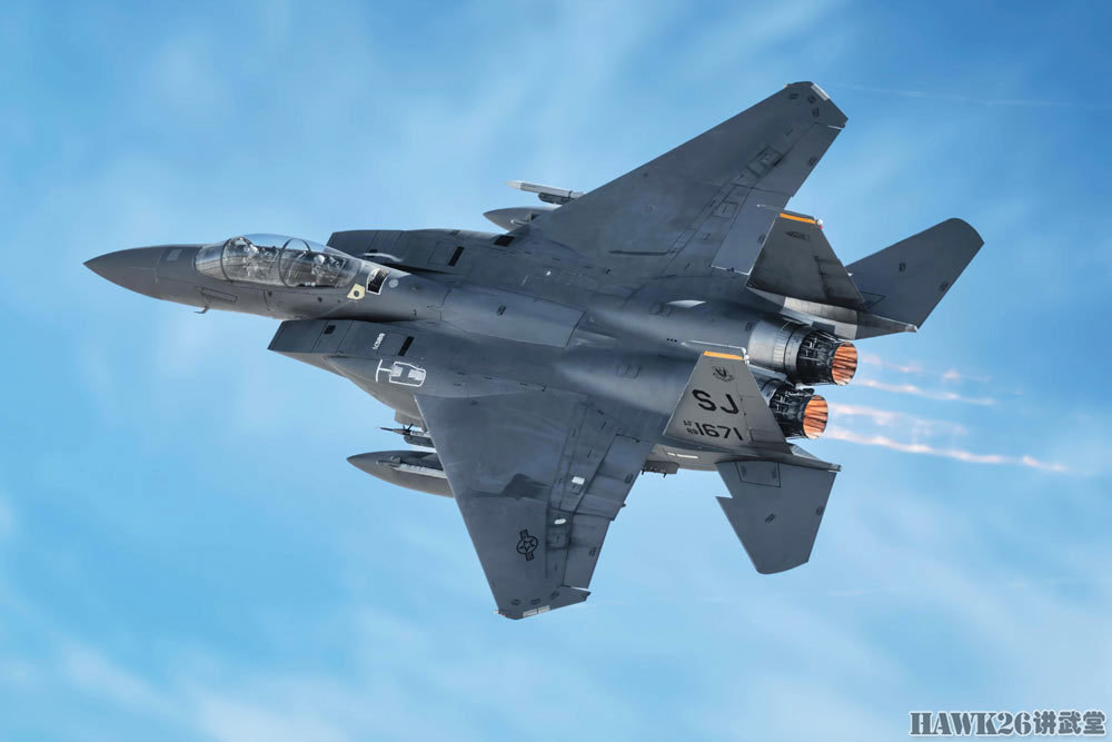 超低空机动的f-15e"攻击鹰"战斗轰炸机.