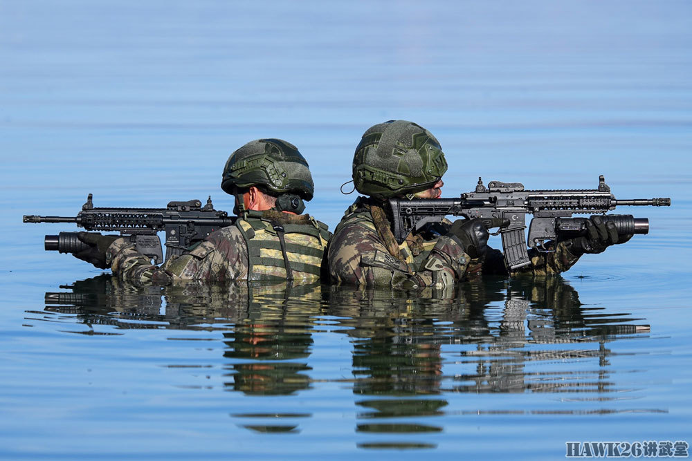 土耳其陆军突击队正在训练,他们使用的是mkek mpt-55步枪,安装了hgl-1