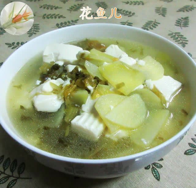 做法步骤:第1步,食材:豆腐,土豆(已清洗去皮切片),咸菜(已清洗切碎).