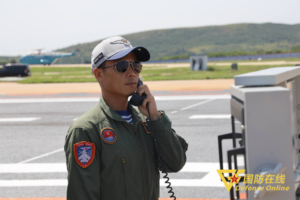 从战斗机飞行员到舰载机飞行员教官他的航迹一路延伸