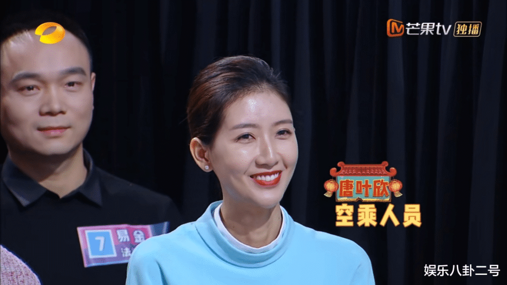外表像江疏影,名字像唐艺昕,何炅为之走神,《快本》这空姐真美