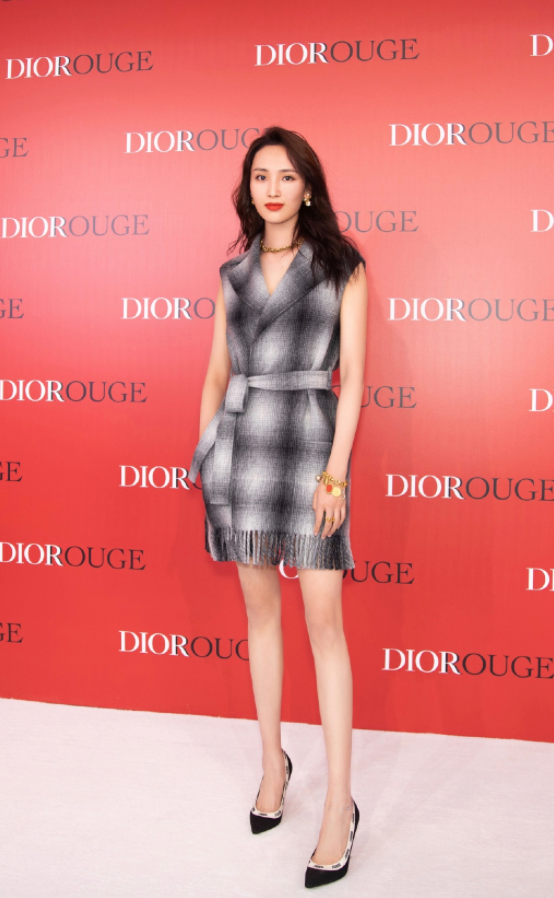 终于等到王紫璇穿毒液裤搭配渔网鞋后c位腿太绝了