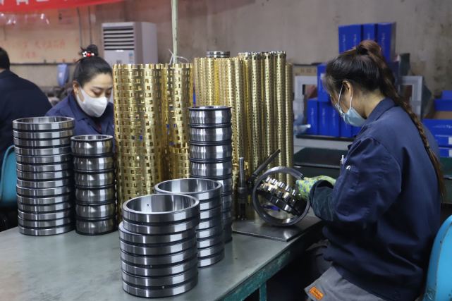 建龙哈轴装配车间高高摞起的轴承.