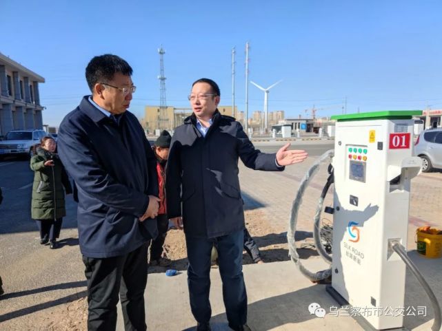 期间,总经理崔德向蔚主任介绍了新更换的宇通纯电动公交车车辆使用