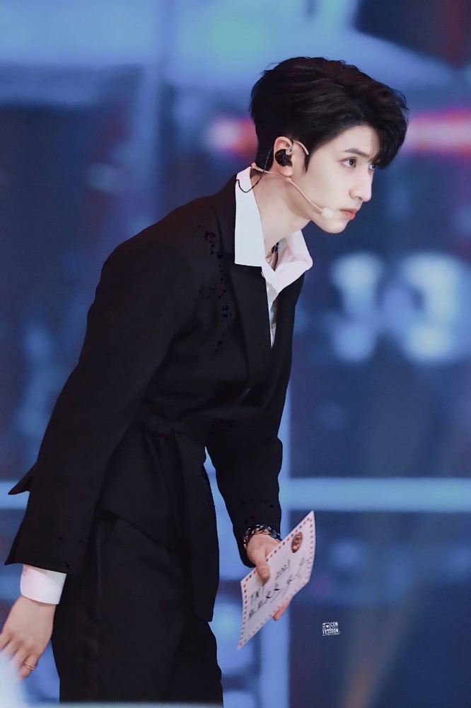 第186期严浩翔高颜值高清手机壁纸壁纸分享