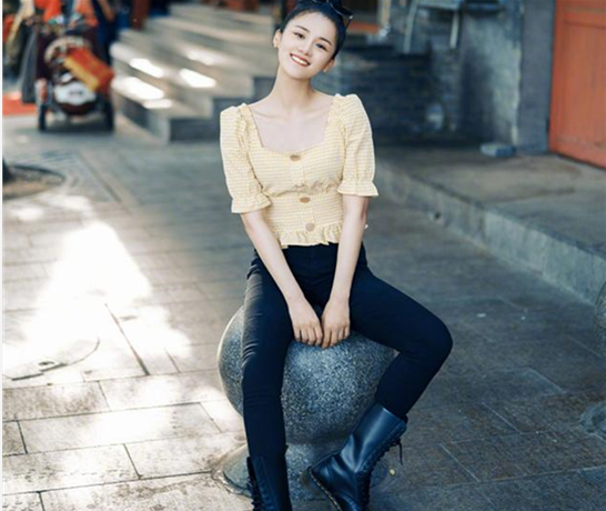 "小糖宝"安悦溪的现代穿搭,审美值得借鉴_腾讯新闻