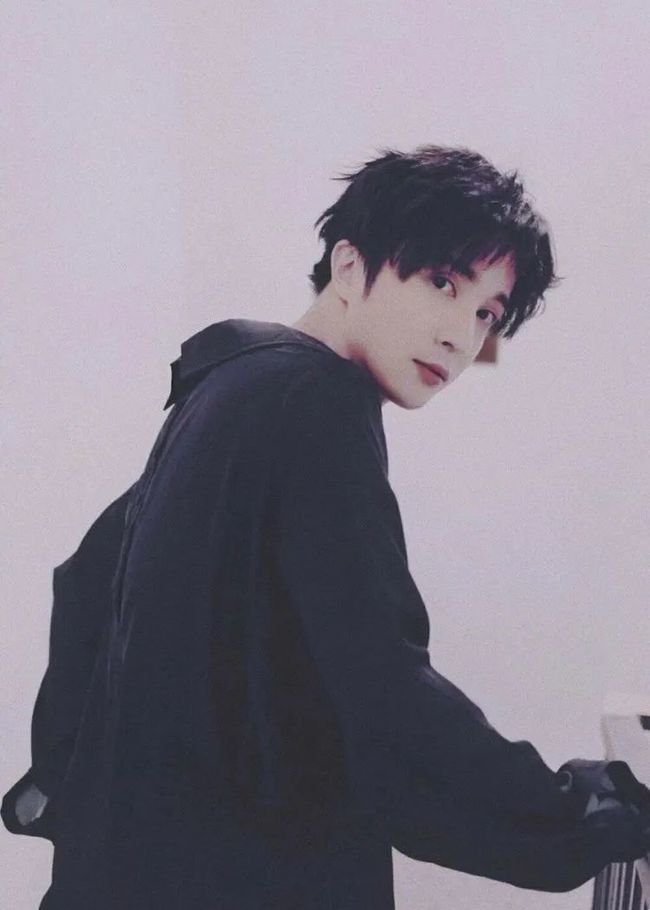 薛之谦现身赵英俊追悼会曾被骂吃人血馒头现与包贝尔抱头痛哭