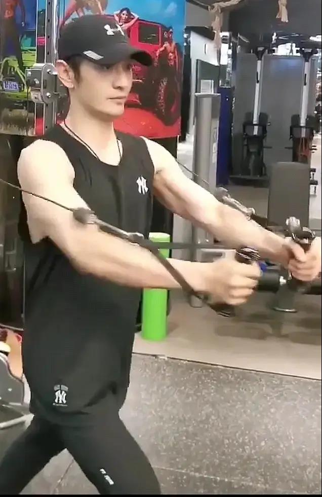 黄晓明晒健身照肌肉线条超美,减肥30斤曾差点饿晕,现颜值回春