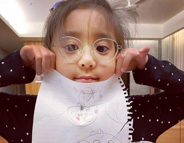 贾静雯女儿咘咘先天性弱视,两眼视差600度,网友:怪不