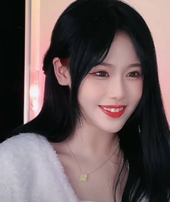 当然,对于起司姨太因为人气和热度频繁更换发色这样的行为其实是不