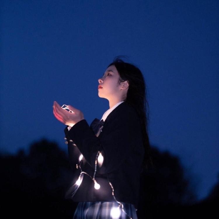 手中的月亮女生头像