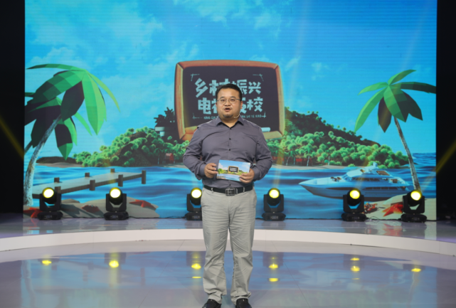 超级新农人谢光明带领乡亲种花奔"前景"!今晚20:00敬请关注_腾讯新闻