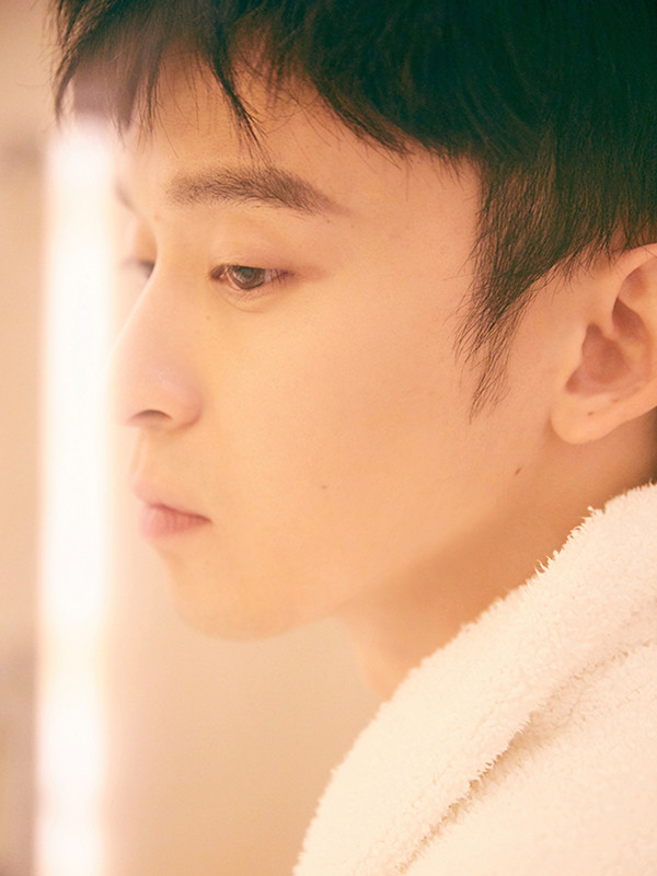 董子健浴袍写真来袭冬日暖阳下的随性惬意