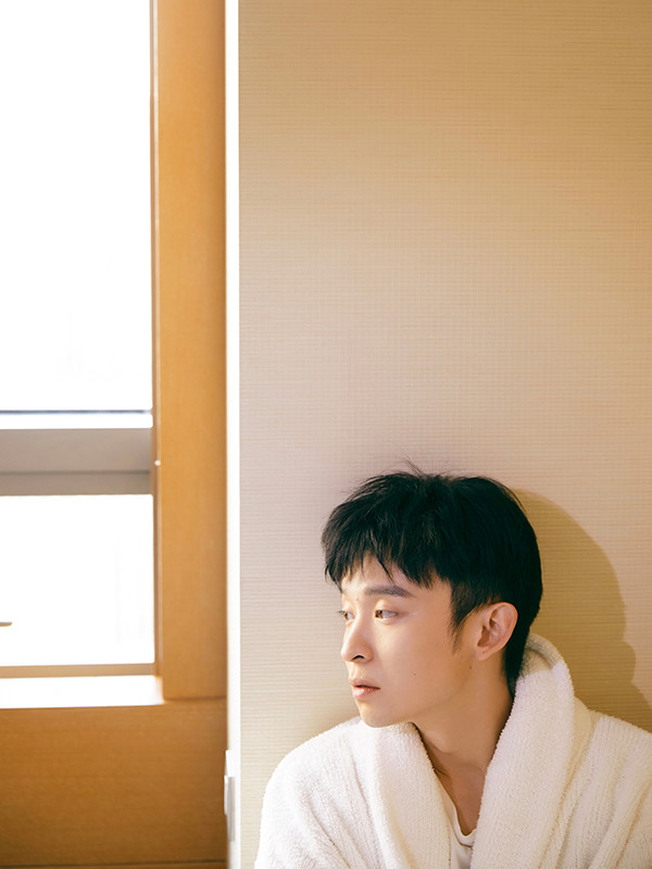 董子健浴袍写真来袭冬日暖阳下的随性惬意