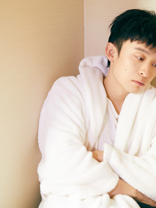 董子健浴袍写真来袭冬日暖阳下的随性惬意