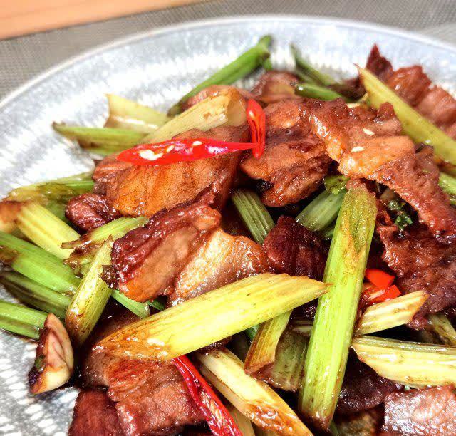 回锅肉炒芹菜中火慢慢煎的五花肉干香不油腻