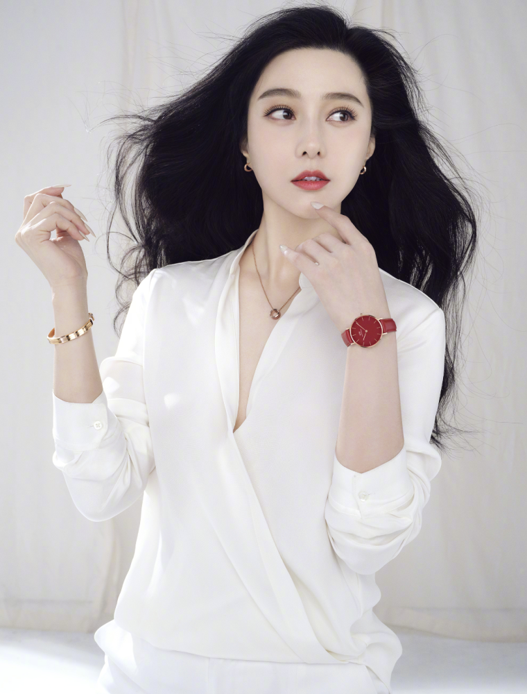 范冰冰晒美照拼事业曾被传与李晨未分手还结婚她评论区否认