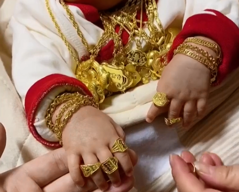 满月小宝宝身戴"18金",长辈按习俗争相送礼,这得多少钱啊?_腾讯新闻