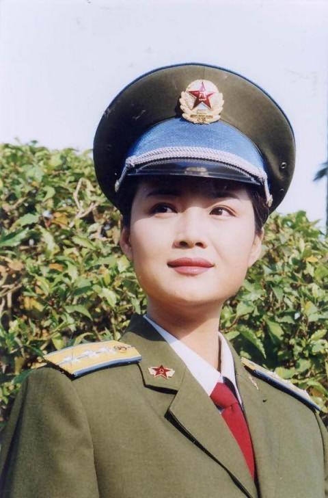 54岁茹萍全家近照,一家四口颜值在线,都是演员,女儿没妈美