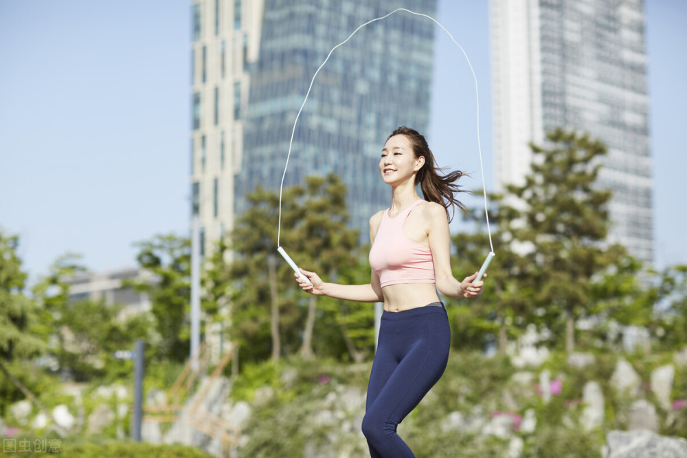 科学的减脂:多吃2类食物 1个减脂练习,燃烧脂肪,瘦成大美女