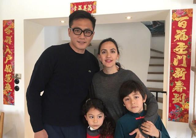 刘烨儿女近照,他41岁的妻子安娜,实在是太瘦了,跨国恋也幸福