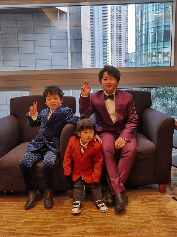 邹市明小儿子长大了!与哥哥们同框显呆萌,三兄弟长相如复制粘贴