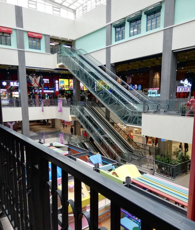 我们看到长春不少实体店倒闭,大型商场更是避免不了,巴黎春天,国贸闭