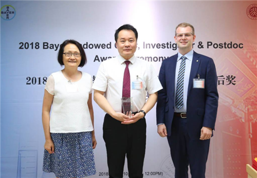 谢晓亮|他不顾父母反对，为更好科研条件出国入美籍？如今突然回国引热议