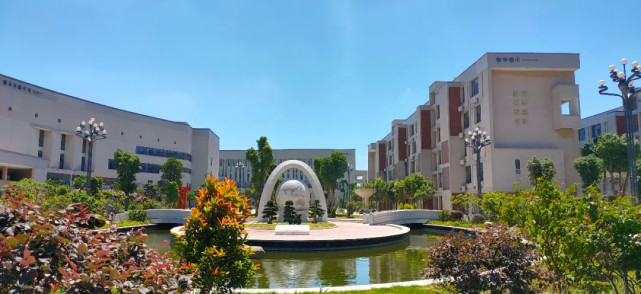 2011年,南安一中江北校区正式启用,学校复办初中,原溪美中学,霞溪中学