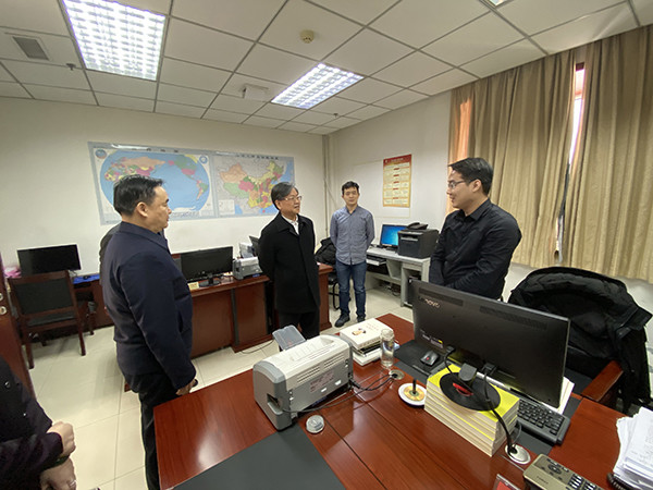 张文全看望慰问新疆兵团党委政法委机关干部