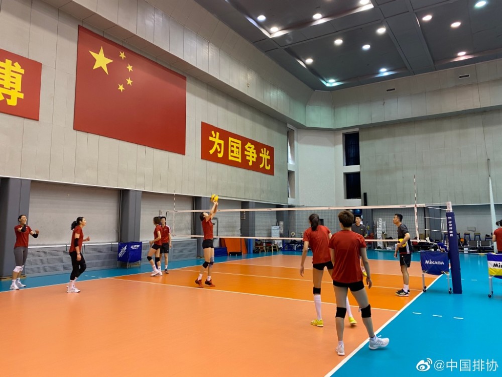 中国女排或换集训地点!郎平率弟子拜年，四位世界冠军齐比心_腾讯新闻