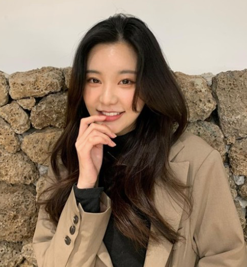 姜胜妍是韩国的一位歌手,曾出演《miss trot》等节目被观众熟知,被